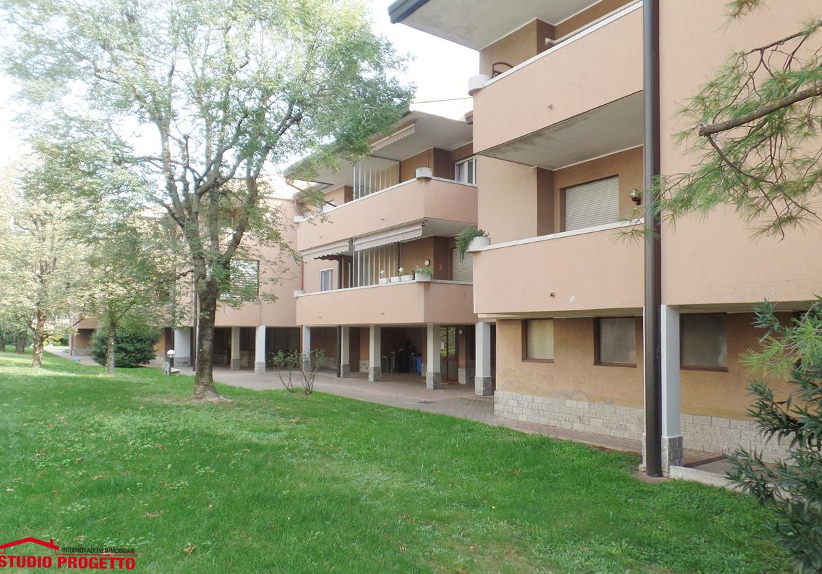 Appartamento trilocale e servizi con cantina e ampio box in vendita a Seregno (MB) 2